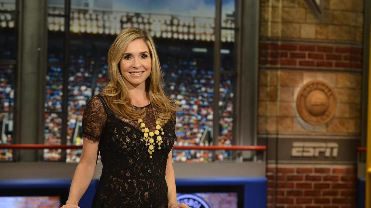La periodista Carolina Guillén en el set del programa “Béisbol Esta Noche”, que transmite ESPN Deportes, en Bristol, Connecticut.