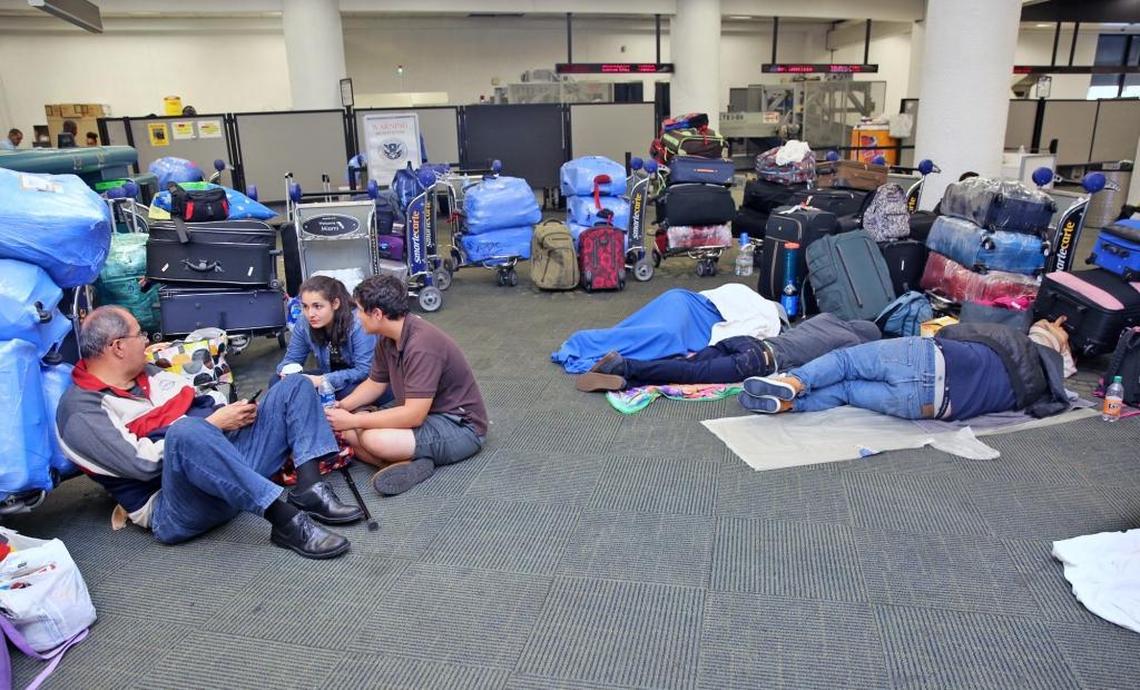 Un grupo de pasajeros venezolanos duerme desde hace días en el Aeropuerto Internacional de Miami sin poder volar de regreso a su país por la aerolínea Santa Bárbara Airlines.
