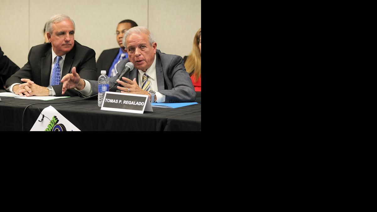 
Los alcaldes Carlos Giménez, izquierda, del condado Miami-Dade, y Tomás Regalado, al micrófono, de la ciudad de Miami, en eero del 2014.
