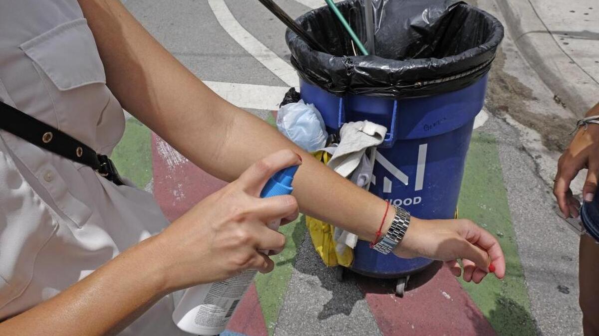 Una mujer utiliza un repelente de mosquitos el martes 2 de agosto de 2016, para evitar el contagio del virus del Zika, en el barrio Wynwood, Miami.