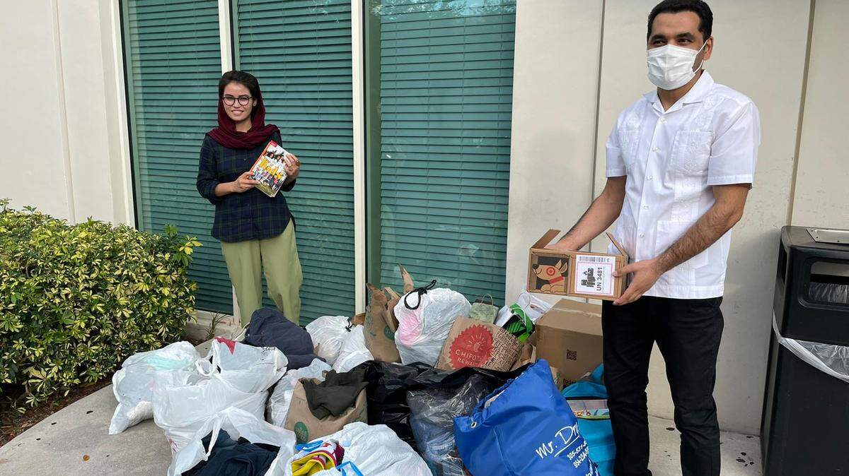 Shukria Entezar y Mohammad Arias se ofrecen como voluntarios para ayudar a reasentar a los refugiados afganos con el Servicio Mundial de Iglesias.
