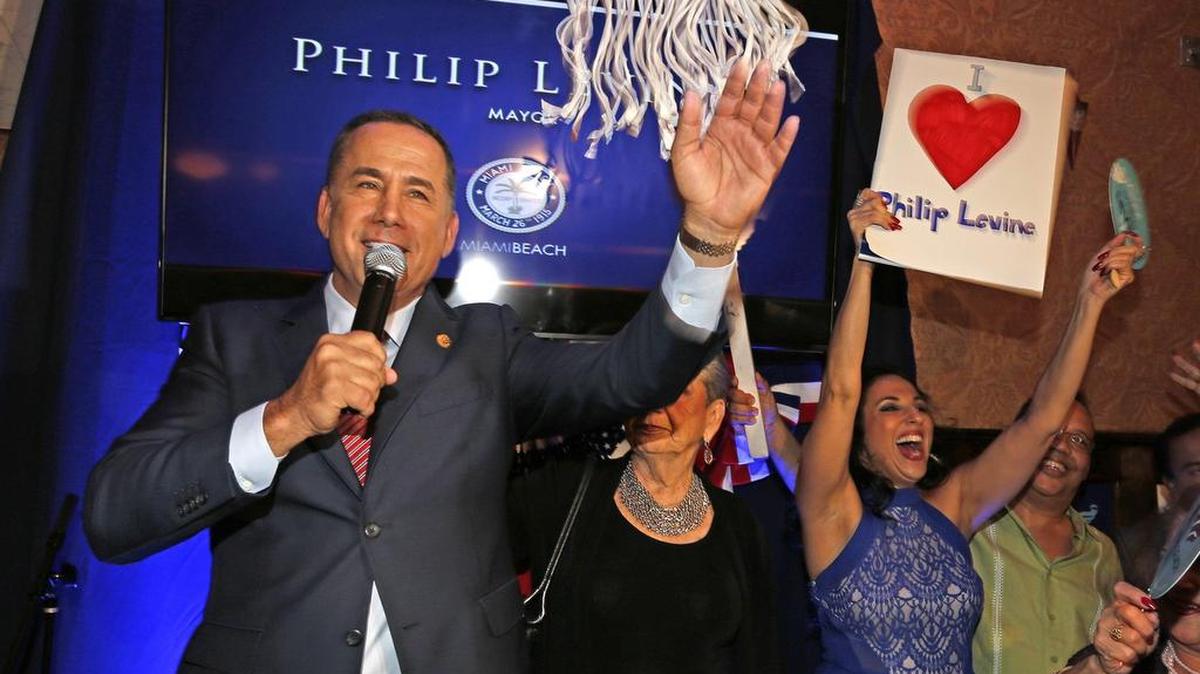El alcalde de Miami Beach Philip Levine celebra el martes su triunfo en las elecciones.