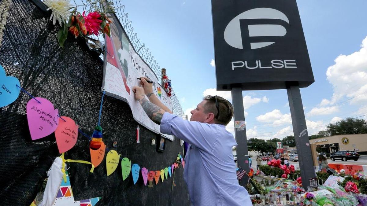 Eric Sorenson deja una ofrenda en conmemoración a las víctimas del tiroteo a la discoteca Pulse, el miércoles 29 de junio en Orlando, Florida.