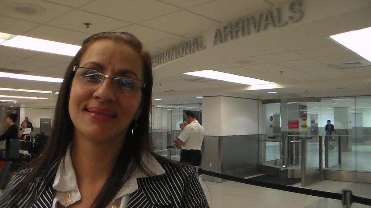 La enfermera cubana Adriana López Lara llega el miércoles 11 de noviembre al Aeropuerto Internacional de Miami procedente de Bogotá.