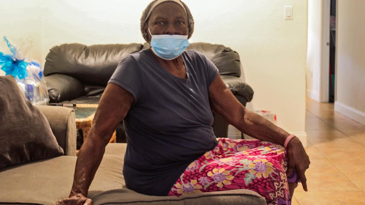 Juanita Williams reside en un apartamento alejado de su iglesia y de la casa en la que vivió la mayor parte de su vida antes de que la arruinara un incendio.