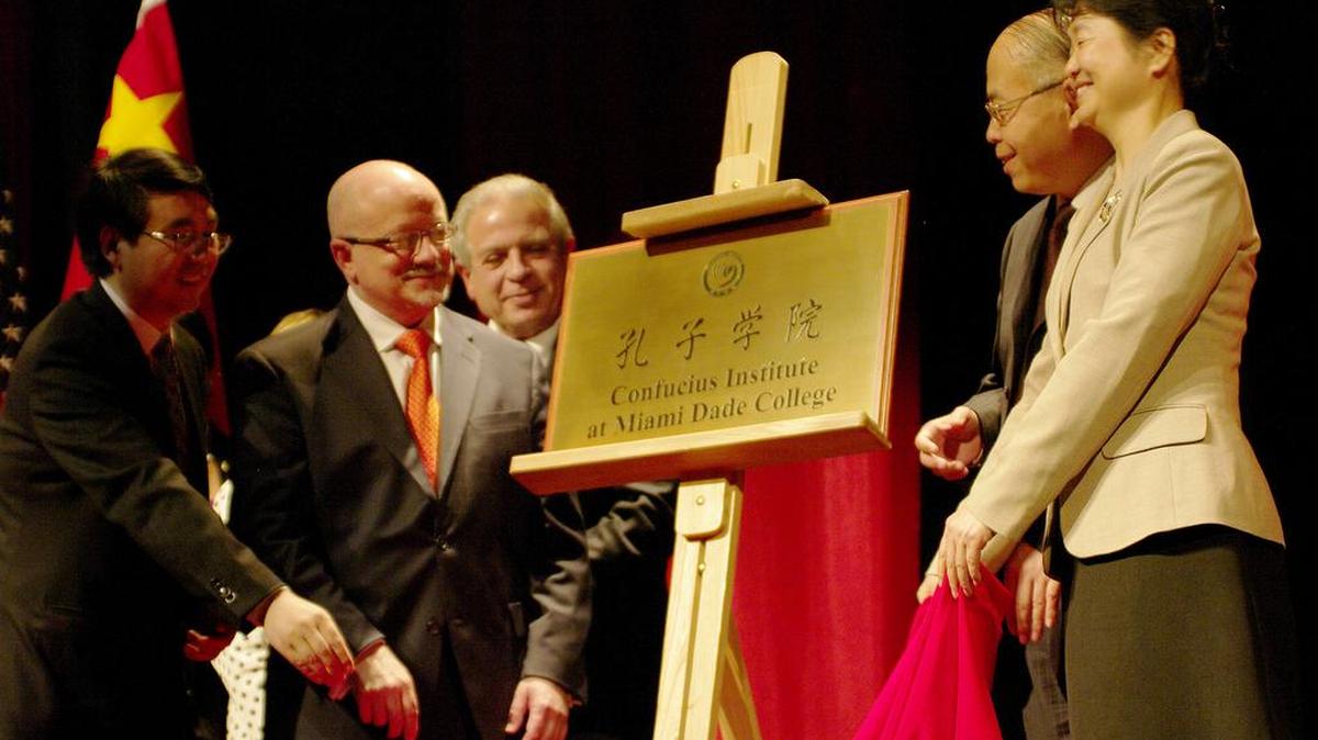 De izq. a der., Yongli Wang, el Dr. Eduardo Padrón, el profesor Fangming Xu y Yanping Gao, cónsul general de China, develan la placa del Nuevo Instituto Confucio, durante una ceremonia en el recinto Kendall del Miami Dade, en el 2010.