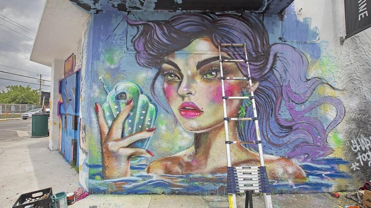 
El mural ‘Shellfie de la Sirena’, de Diana “Didi” Contreras, en Wyndwood, combina la moda del ‘selfie’ con los colores del verano.
