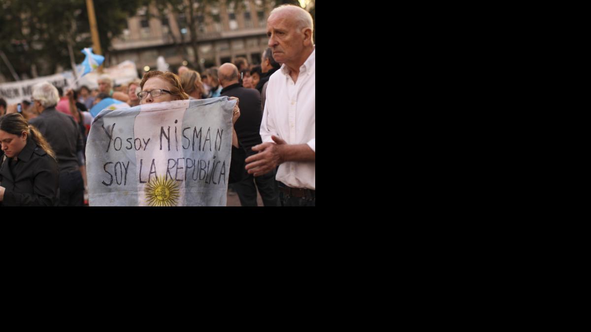 
Miles de personas se concentraron el lunes 19 de enero de 2015, en los alrededores de la Plaza de Mayo de Buenos Aires, frente a la Casa Rosada, para protestar por la muerte del fiscal Alberto Nisman.
