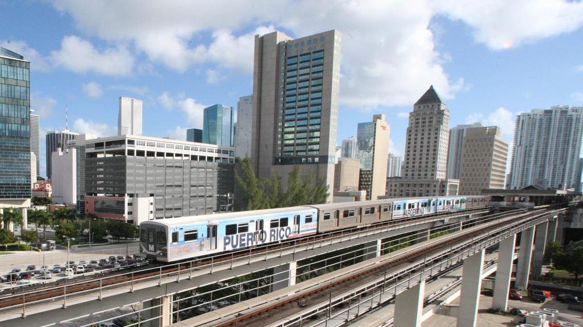 El paso del Metrorail por el downtown de Miami en una foto de archivo. Cuando el Metrorail abrió al público el 20 de mayo de 1984, los trenes cubrían sólo unas 11 millas y paraban en 10 estaciones entre Overtown y Dadeland.