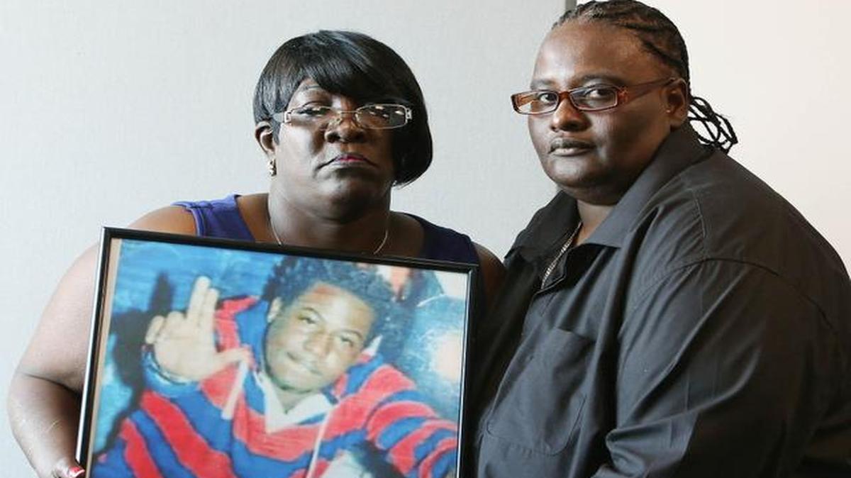 

Catherine Daniels Brown (izq.) y Marsha Brown, las madres de Lavall Hall, muestran el pasado 17 de marzo una foto de su hijo Lavall Hall, quien fue muerto a balazos en febrero por un agente de la policía de Miami Gardens.


