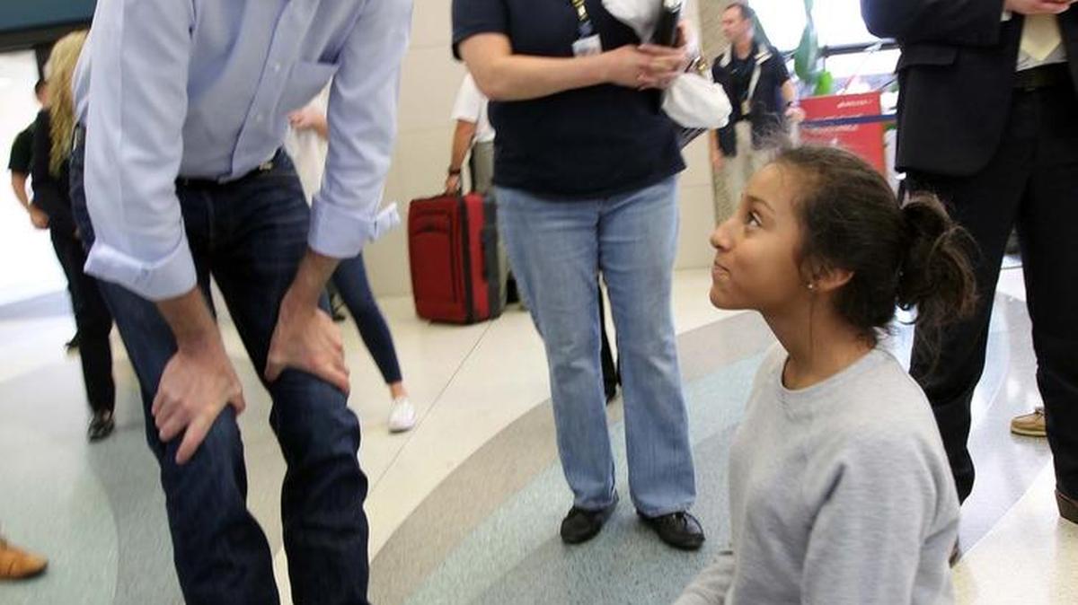 El gobernador de la Florida, Rick Scott, habla con Melvis Urigaga, quien quedó varadA en el aeropuerto de Fort Lauderdale-Hollywood el sábado 7 de enero de 2017, luego de un tiroteo el día anterior en el aeropuerto dejó 5 muertos y 6 heridos.