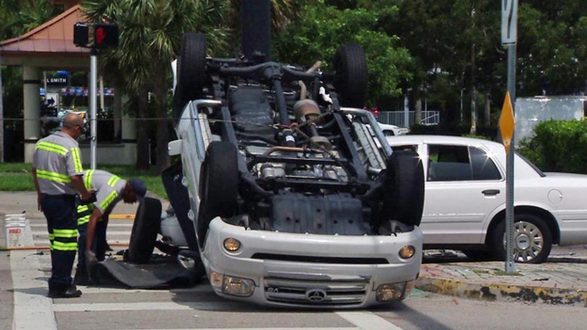No hubo heridos después de un choque entre tres vehículos, uno de los cuales se volteó, el domingo en Lauderhill, Condado Broward.