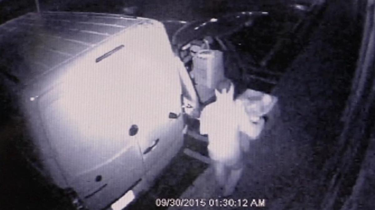 
Los hombres, que quedaron captados en un video de vigilancia, rompieron con un objeto de metal una ventana de la tienda e ingresaron por el hueco al local, de donde sacaron varias cajas que colocaron en la cajuela del auto que condujeron al lugar.
