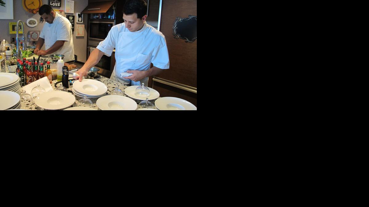 
Santiago Gómez (d), chef ejecutivo de Cantina La Veinte, en Miami (Florida). Gómez ha traído a Miami (Florida) el sabor de la auténtica cocina mexicana, en un local en el que la tradición y la calidad de sus productos se alzan como su mejor carta de presentación. "A Miami le hacía falta un restaurante de auténtica comida mexicana, con un ambiente relajado, esa de la que se puede comer como en casa, pero elevada con un buena técnica y productos de primera calidad traídos directamente desde México", dijo Gómez.
