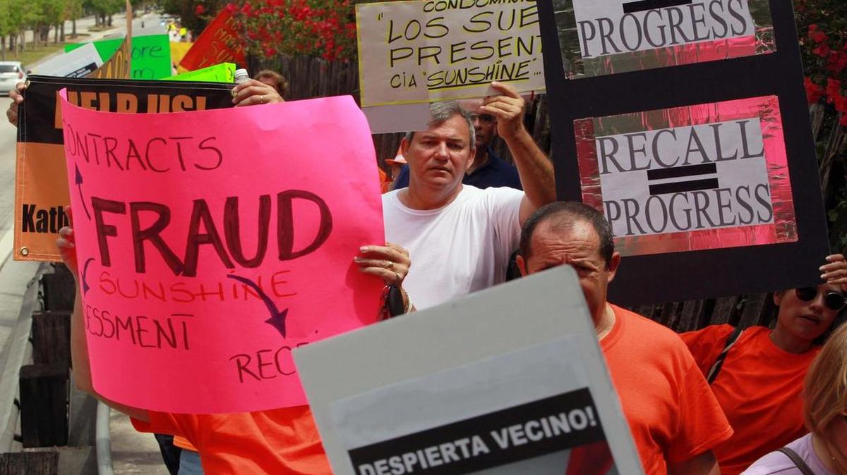 Propietarios de condominios del condado Miami-Dade que marcharon en abril del 2016 en la ciudad de Doral para exigir cambios en la ley estatal que regula los condominios.