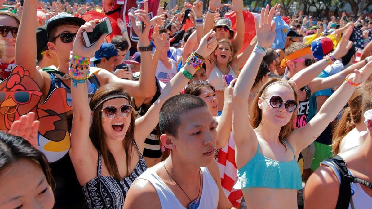 Todos los años, las multitudes muy jóvenes, la música y el baile han sido memorables en los días del Festival en Miami.