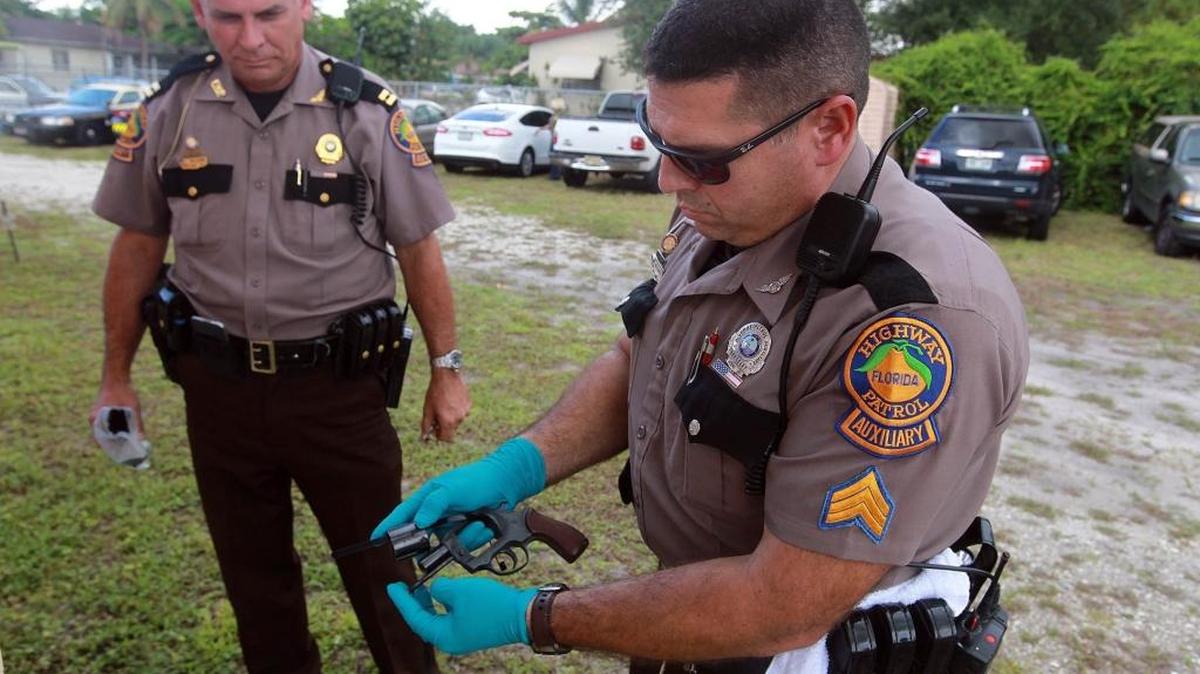 Agentes de la Patrulla de Carreteras de la Florida participan en programa de compra de armas en Opa-locka, en junio del 2015.
