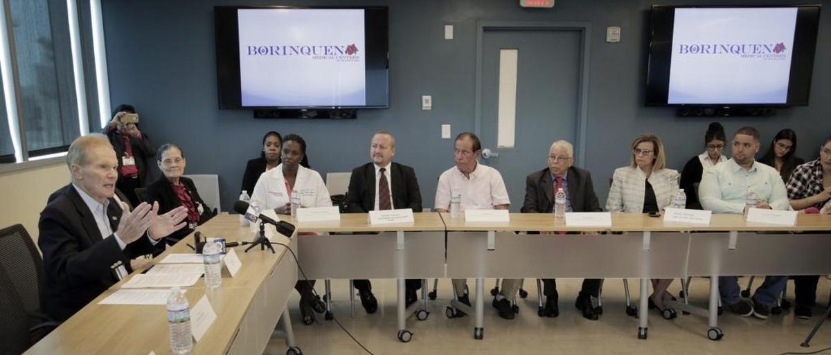 El senador Bill Nelson (izq.) durante un encuentro en octubre con un grupo de líderes de la comunidad puertorriqueña en Borinquen Health Care Center, en Miami.