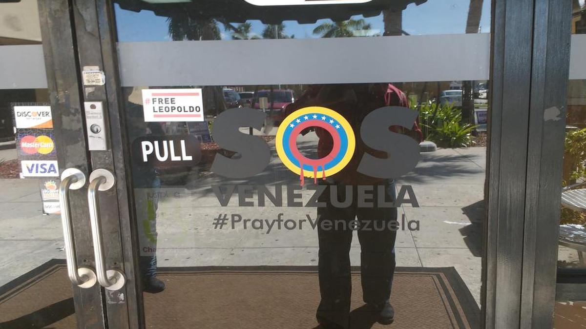 Entrada del restaurante El Arepazo 2 en Doral