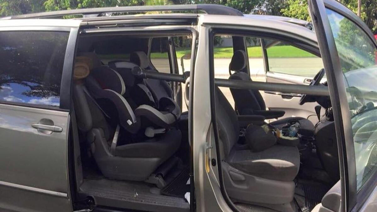 Así quedó la minivan donde viajaba una niña y su madre luego de ser atravesada por un caño, el lunes en Coral Springs.