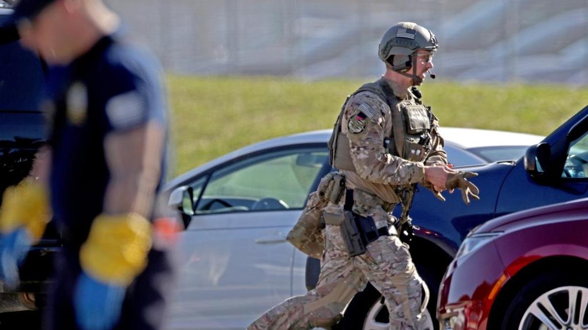 Un agente corre hacia la escuela secundaria Marjory Stoneman Douglas en Parkland, Florida, el 14 de febrero de 2018, luego de reportes sobre un tiroteo en ese centro escolar.