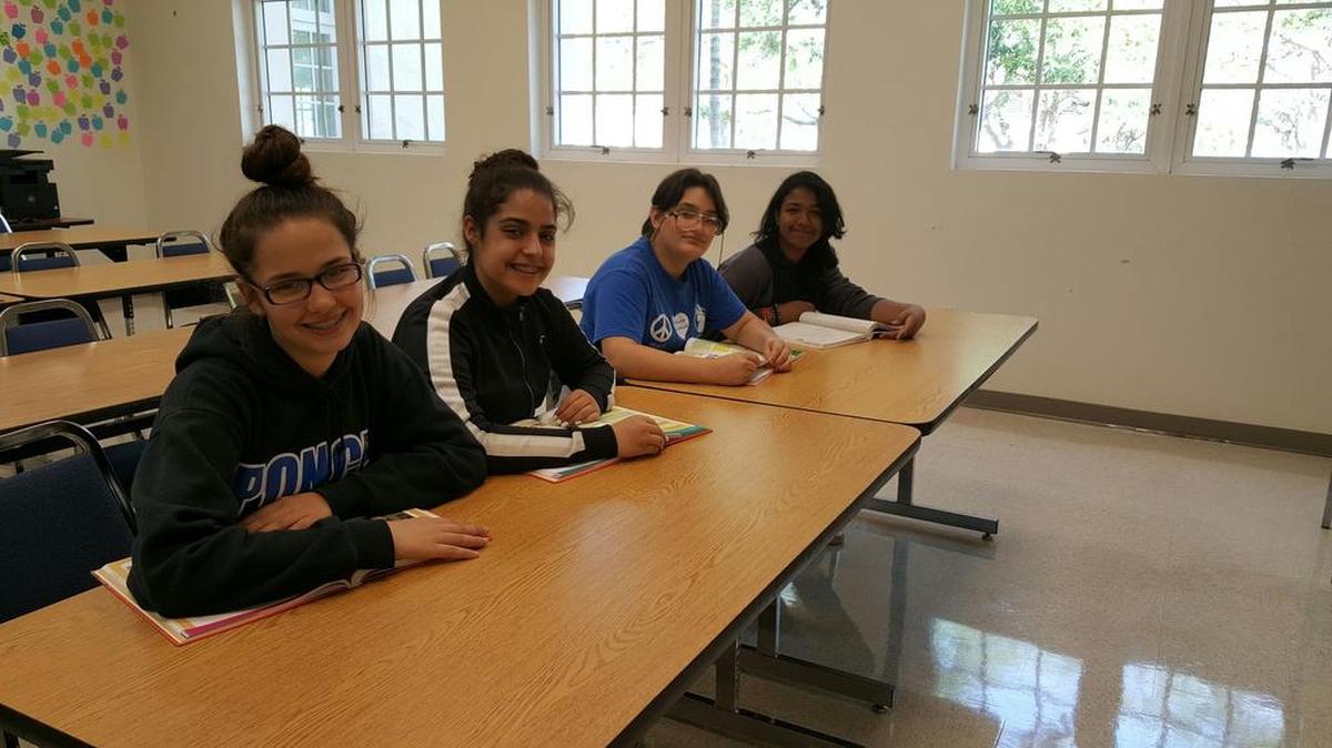 Los estudiantes Addys Plata, Hanna Ebrahimi, Daymara Fernández, Cristina Palacios son parte del grupo de púpilos de Ponce de León Middle School que toman una clase universitaria.