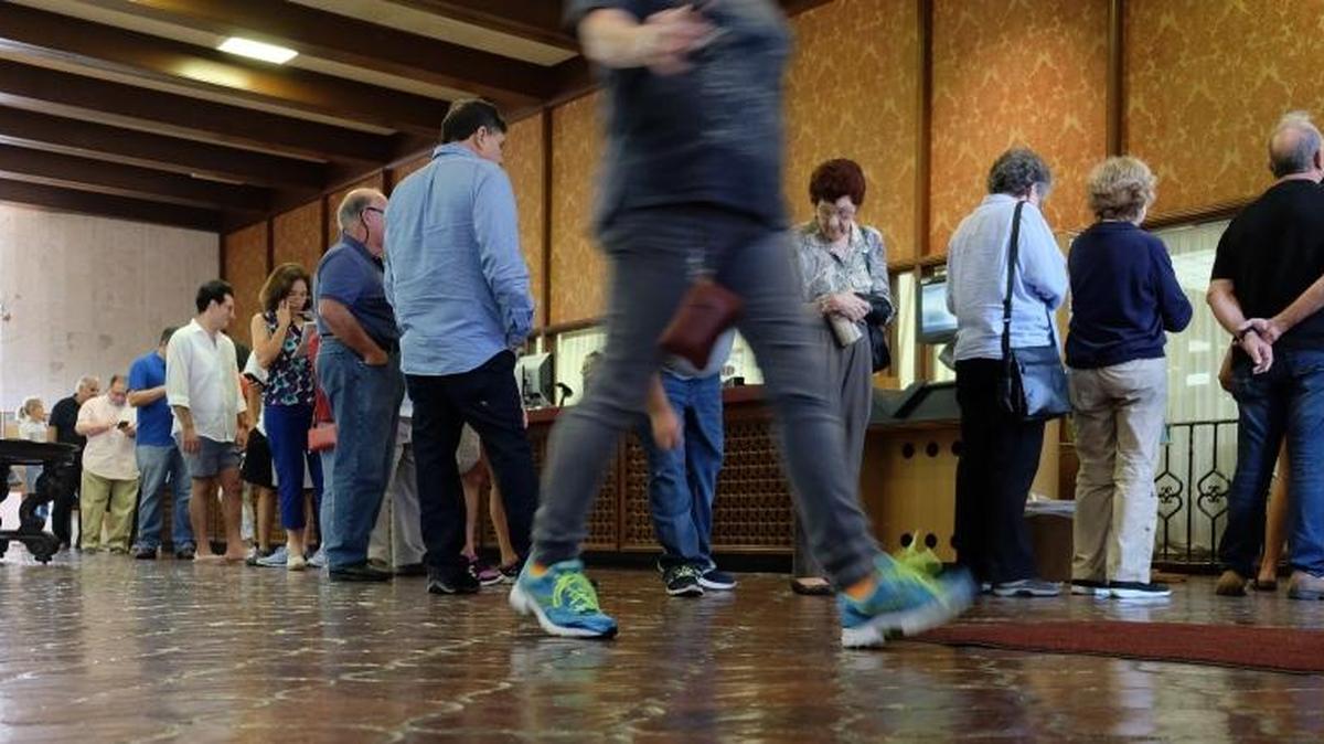 Los votantes esperan su turno para ejercer su deber civil en la biblioteca de Coral Gables el pasado marzo.