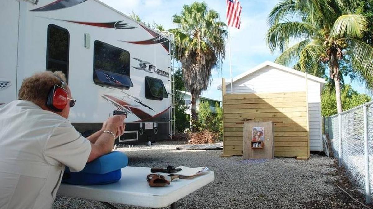 Doug Varrieur dispara a un blanco que construyó en el patio de su casa en un vecindario del cayo Big Pine.