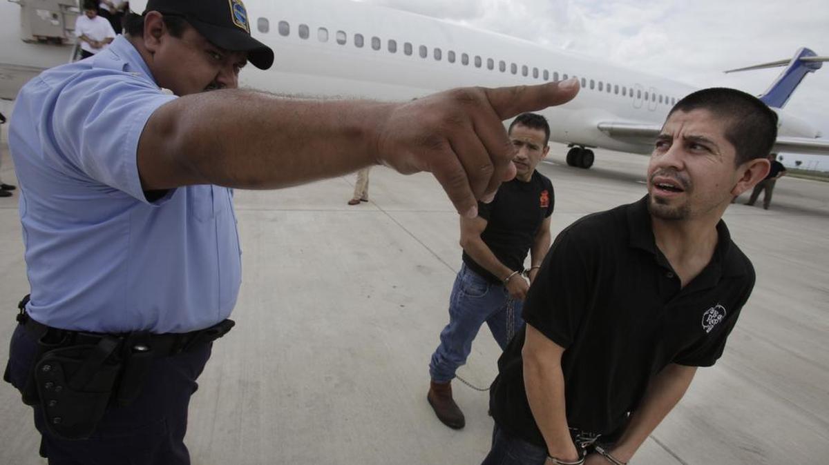 En esta foto del 25 de mayor del 2010, un inmigrante mexicano recibe órdenes de un guardia para que suba a un autobús que lo llevaría a la frontera con México en Harlingen, Texas.