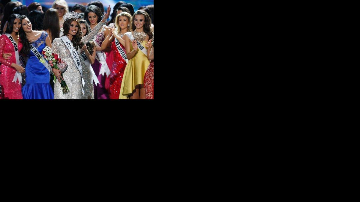 
La venezolana Gabriela Isler saluda al público luego de ganar el último certamen de Miss Universe, celebrado el pasado noviembre en Moscú.


