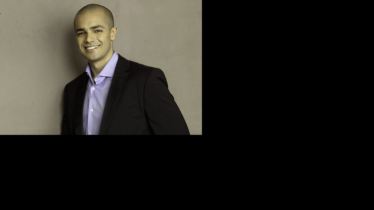 
El venezolano Andrés Moreno empezó su startup "Open English" en un pequeño apartamento en Caracas, y con 700 dólares y el sueño de convertirla en la mayor escuela en línea de enseñanza de inglés dio el salto a Estados Unidos donde ha logrado reunir fondos de inversionistas por 120 millones de dólares. En 2003, Moreno, un joven que por el trabajo de su padre vivió durante su infancia y adolescencia en 9 países y estuvo expuesto a diferentes idiomas, fundó en Venezuela Optimal English, una compañía de aprendizaje de inglés para ejecutivos de empresas. La experiencia con sus cursos para ejecutivos le permitió identificar los retos de la enseñanza del inglés con métodos tradicionales de clases presenciales. 
