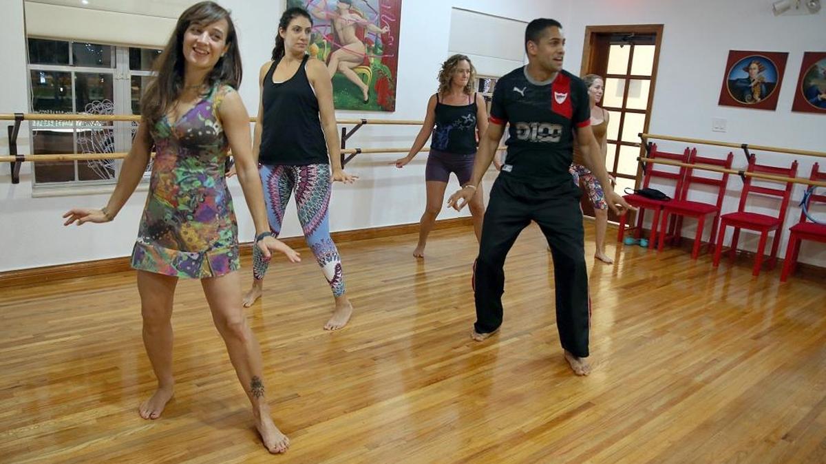 Delia Benito, al frente, una de las propietarias de The House of Movement, se une a la clase de baile Bollywood, que dicta el médico radiólogo Niraj Mehta.