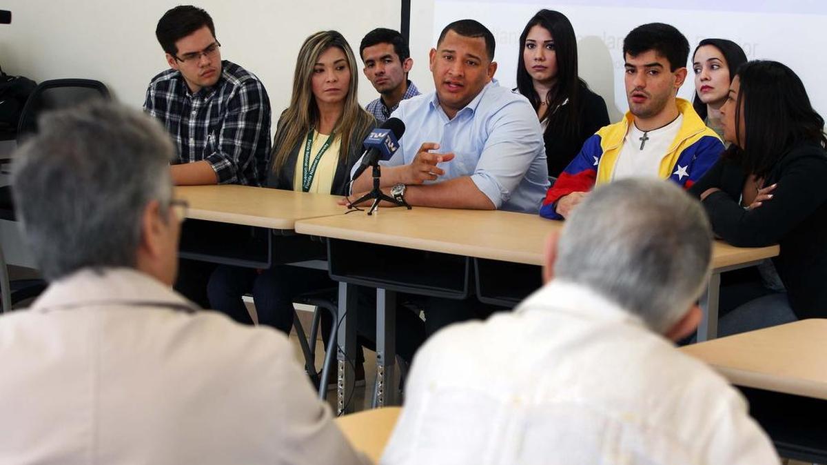 Desde la izquierda, Jorge Urdaneta, Cecilia Navas, Carlos Moreno, Edgar Jerónimo, Josmir Gutiérrez, y detrás, Julio Páez, Andrea Balzán y Angely Uribe.