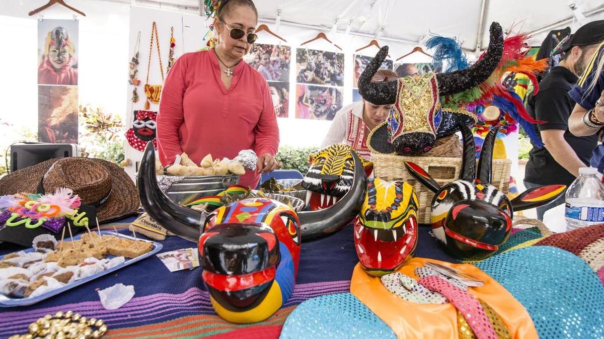 Marina Araujo organiza la caseta de la región Caribe con las artesanías que la representan. La celebración de la Independencia tuvo lugar el sábado en Coral Gables.