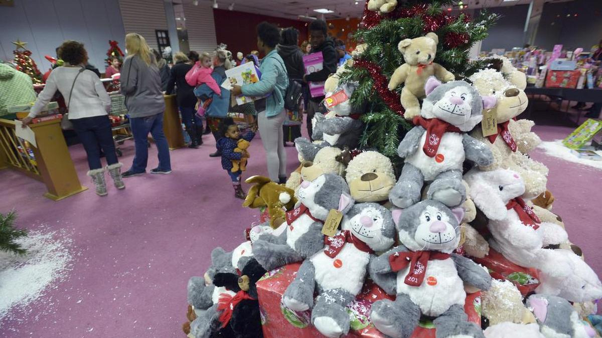 Familias seleccionan regalos de Navidad el 14 de diciembre de 2017 en el evento de juguetes en el centro comercial Orchards Mall en Benton Harbor, Michigan.