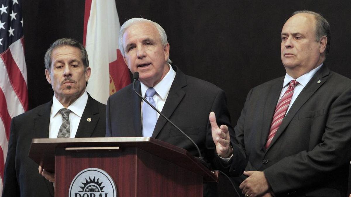 El alcalde del condado de Miami-Dade, Carlos Giménez, junto al comisionado José "Pepe" Díaz (a la izquierda) y el alcalde de la ciudad de Doral, Juan Carlos Bermúdez, en una conferencia de prensa para mostrar apoyo al pueblo venezolano y denunciar la violencia contra los manifestantes antigubernamentales por parte del gobierno de Nicolás Maduro, el 24 de abril del 2017 en Doral, Florida.