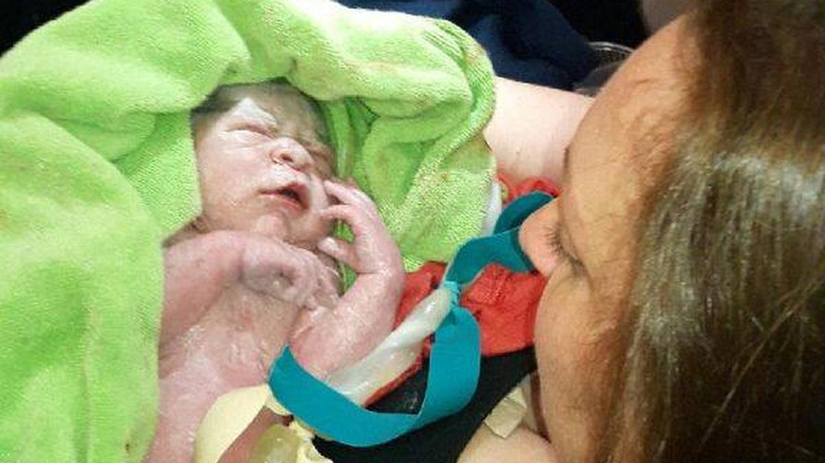 Cristina Penton sostiene en brazos a su bebé recién nacido: Christoph.