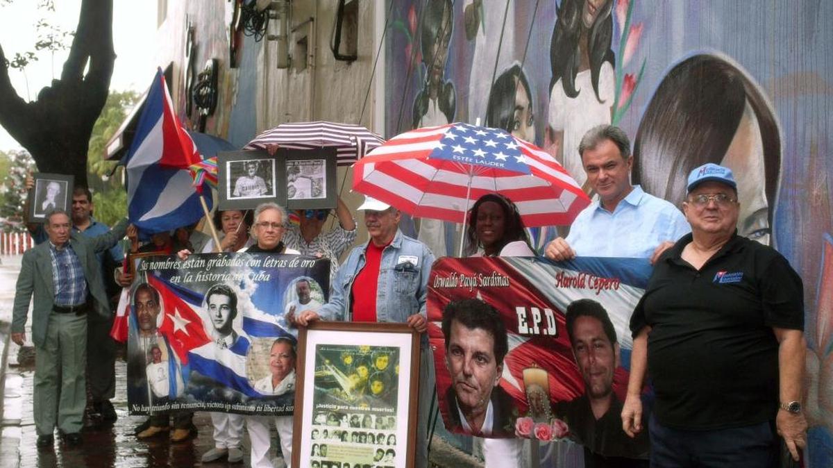 Ramón Saúl Sánchez (segundo de la derecha), presidente del Movimiento Democracia, y un grupo de miembros conmemoraron el Día Internacional de los Derechos Humanos ante el mural de las Damas de Blanco en la Pequeña Habana.