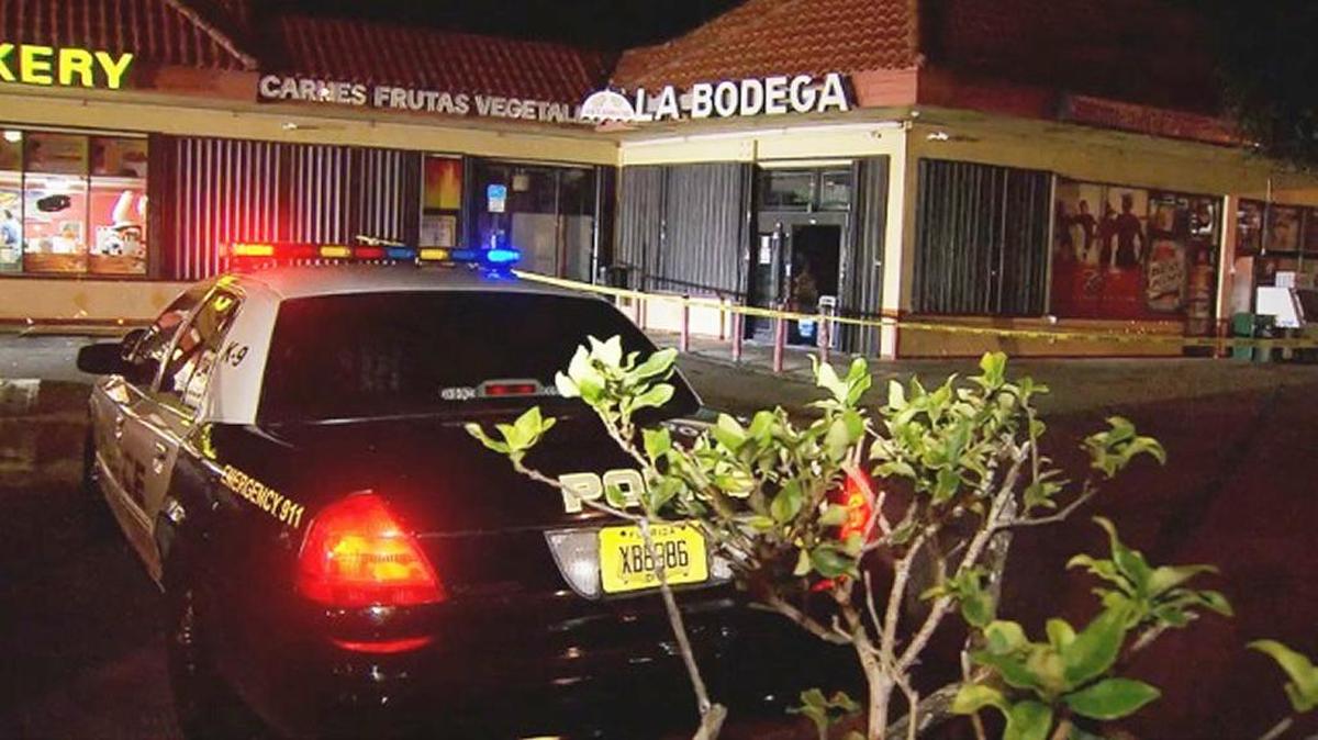La policía custodia el supermercado La Bodega de Sweetwater, rodeado por una cinta amarilla y cerrado debido a un incendio que destruyó la cocina el lunes en la mañana.