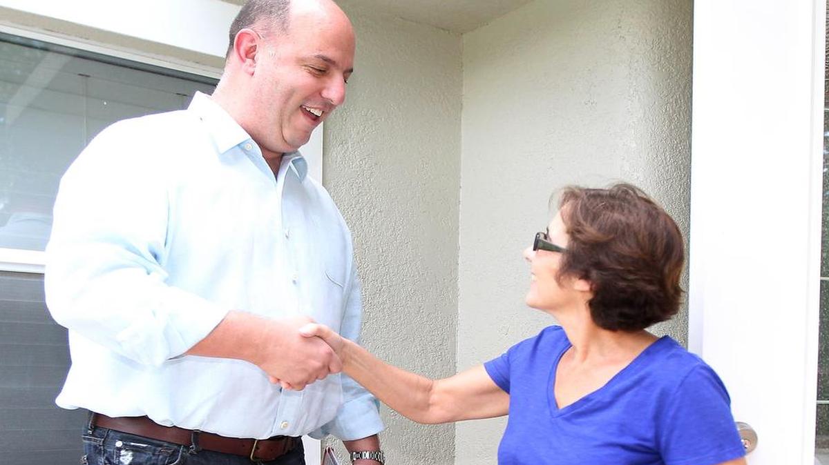 Alex Domínguez se postuló a la Comisión de Miami por el Distrito 3 en 2013. En la foto, Domínguez saluda a Graciela Gambino durante la campaña electoral ese año.