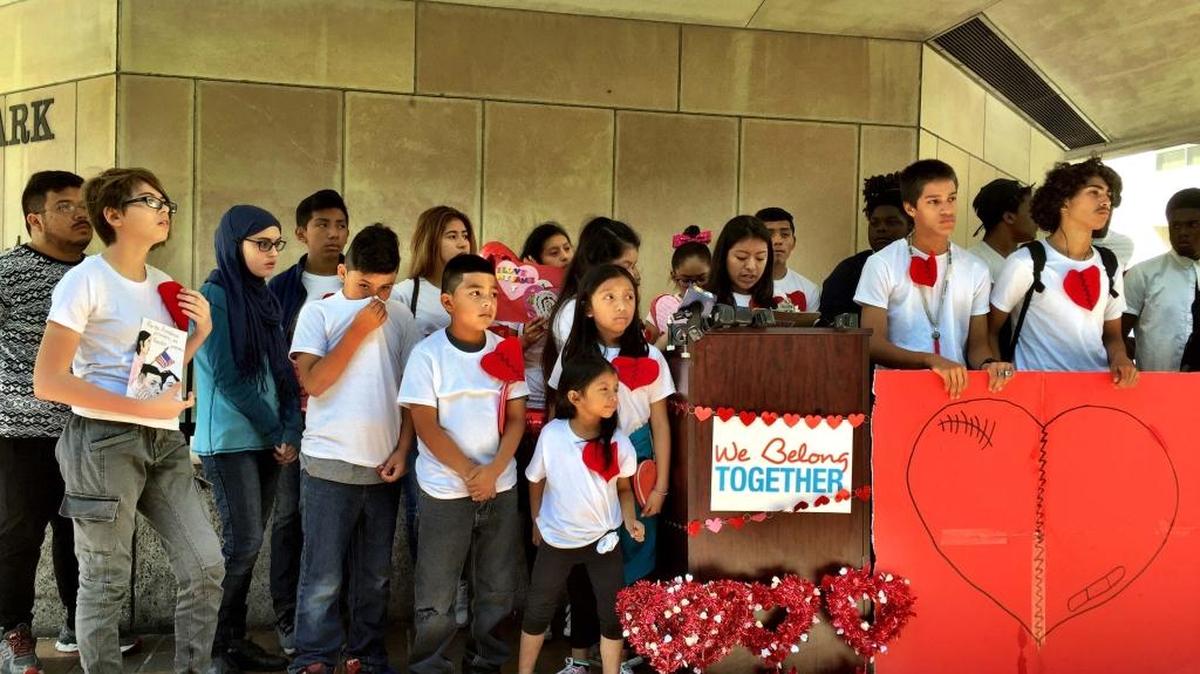 Niños del sur de Florida pidieron el martes al alcalde de Miami-Dade Carlos Giménez, que “tenga corazón” y reconsidere su decisión de mantener presos a personas buscadas por Inmigración.