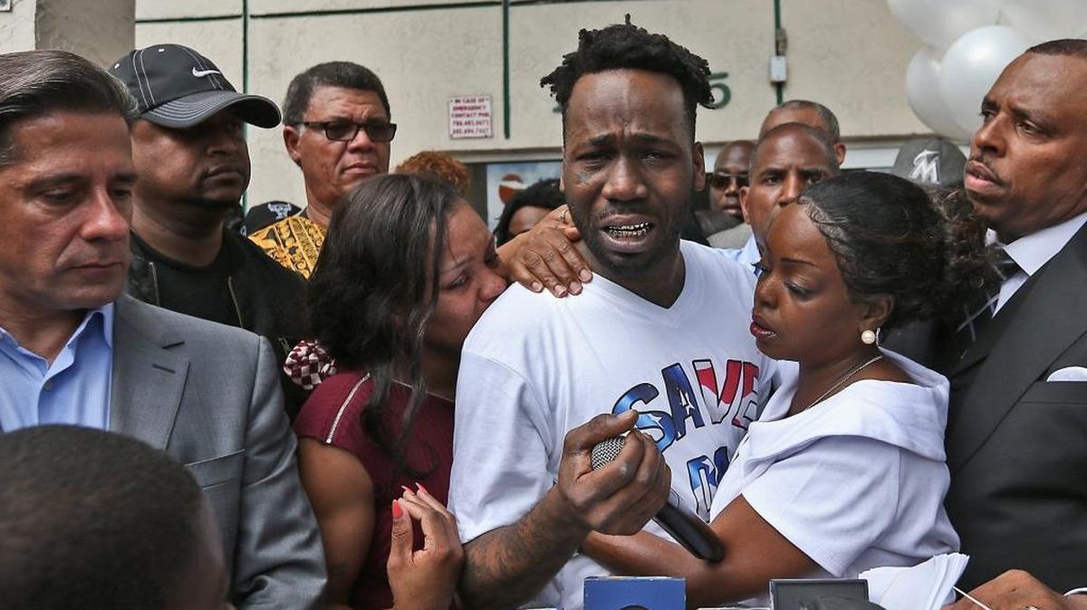 Santonio Carter (centro) llora cuando describe como encontró a su hijo King después de ser baleado. A su lado, su esposa Monica Smith (izq.) y Tangela Sears.
