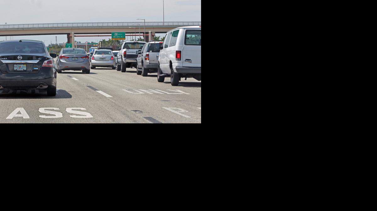 
Varios conductores tratan de tomar la salida de la NW 107 Avenue en dirección norte el lunes. Un cambio de dirección de los carriles para las autopistas 836 y 826 causó confusión entre los conductores.
