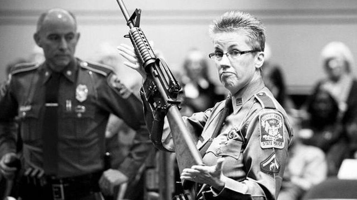 Barbara J. Mattson, detective de la Policía Estatal de Connecticut, muestra el fusil AR-15 que usó Adam Laza en la masacre de Sandy Hook.