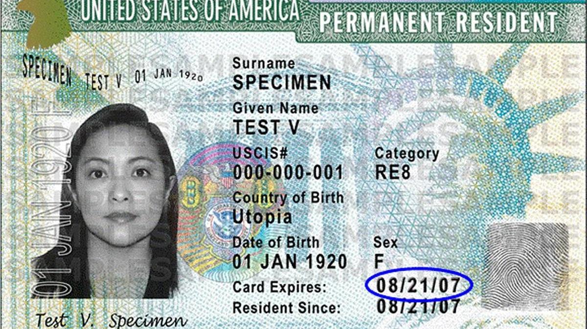 Un formato de tarjeta verde de residencia del sitio web de la Oficina de Ciudadanía y Servicios de Inmigración (USCIS)