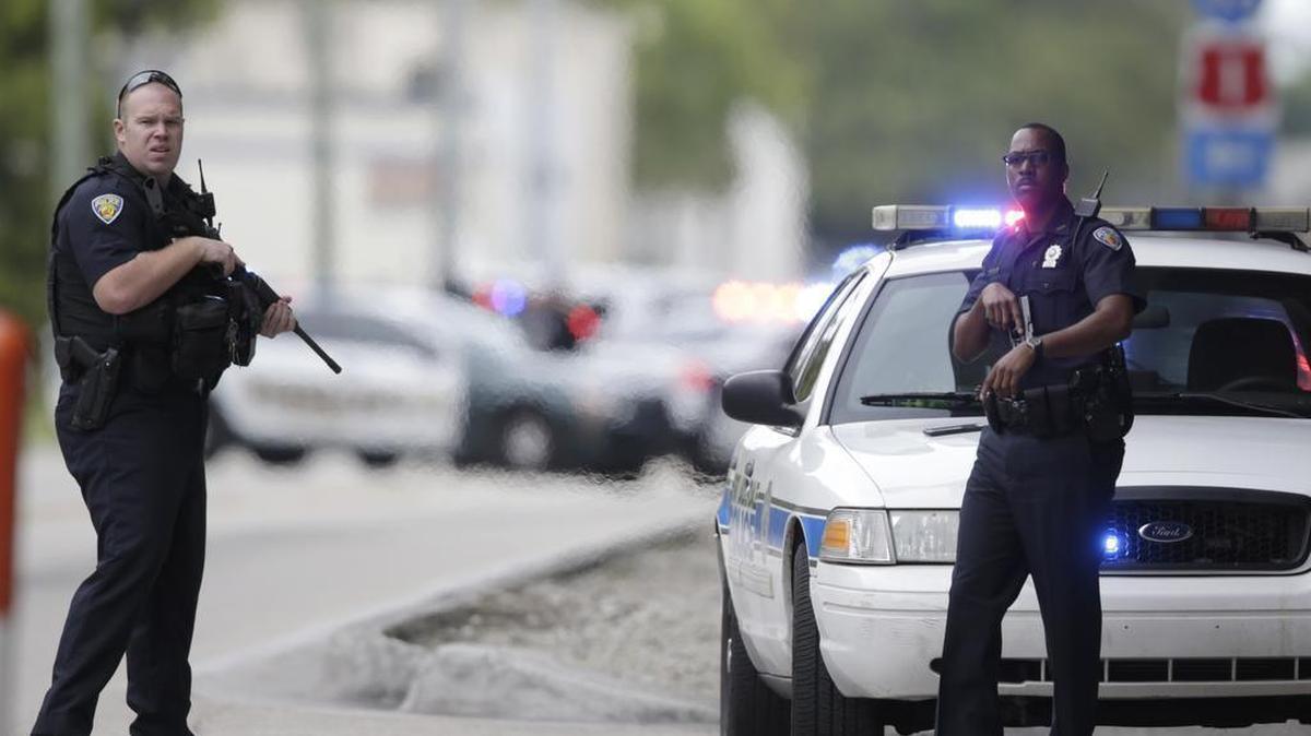 Agentes de la Policía de Broward se colocan a lo largo del Aeropuerto Internacional Fort Lauderdale-Hollywood después de que un hombre abrió fuego dentro de una terminal del aeropuerto, matando a varias personas e hiriendo a otros el viernes 6 de enero de 2017.
