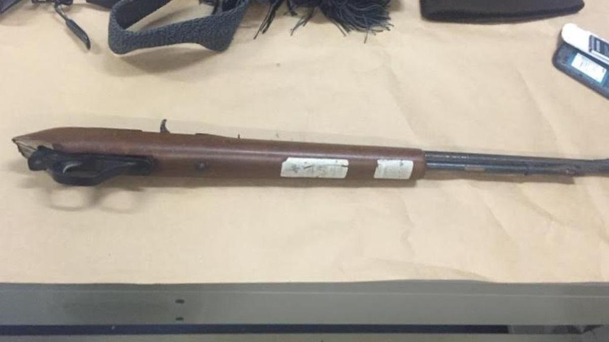 
La policía halló un rifle en el piso de la furgoneta que usaban los asaltantes..
