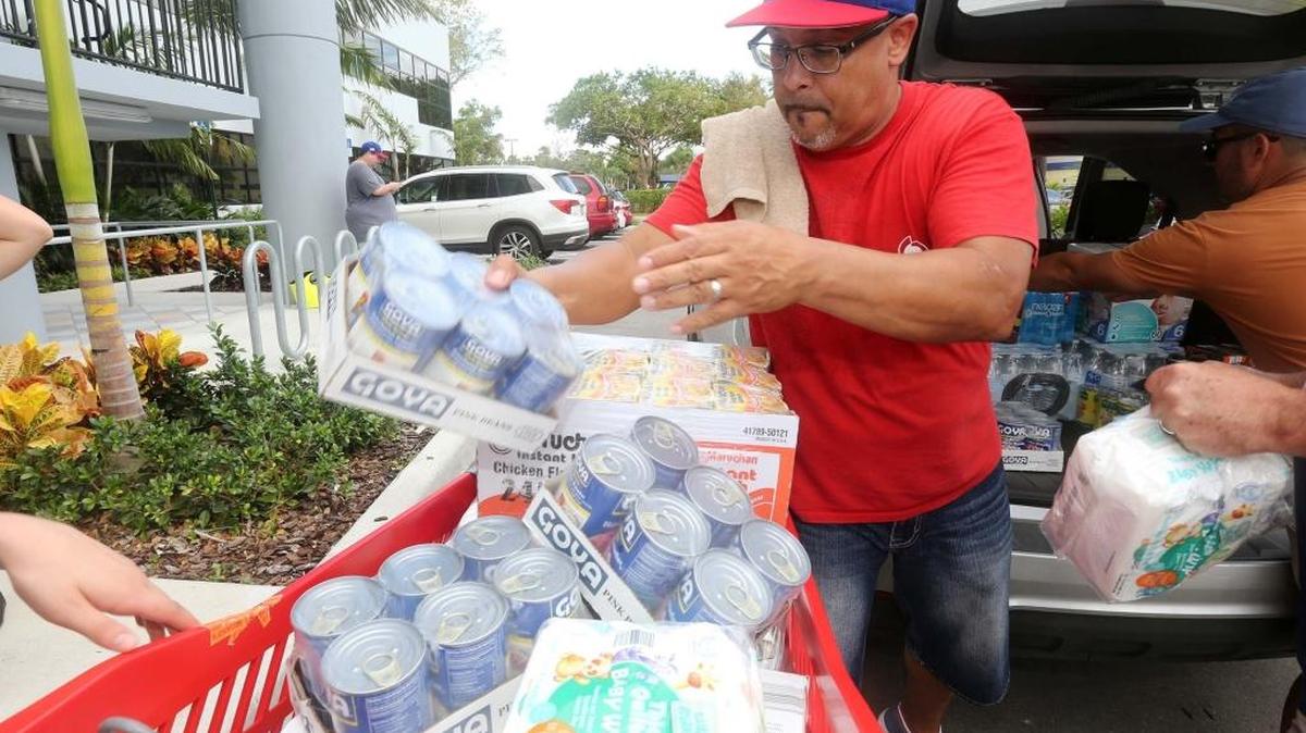 El voluntario Samuel Pérez durante las labores de recolección que el Comité de Socorro y Ayuda a Puerto Rico y el Sistema Universitario Ana G. Méndez (Campus del Sur de la Florida) convocaron a donar artículos de primera necesidad para enviar a Puerto Rico, el sábado, 23 de septiembre del 2017.