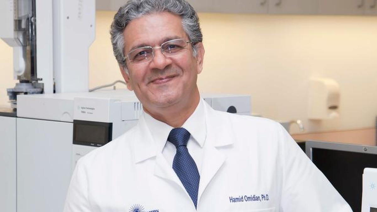 El profesor Hossein Omidian, quien lidera una investigación en la Facultad de Farmacia de la Universidad Nova Southeastern (NSU) de Fort Lauderdale que desarrolla tabletas de opiáceos imposibles de pulverizar.