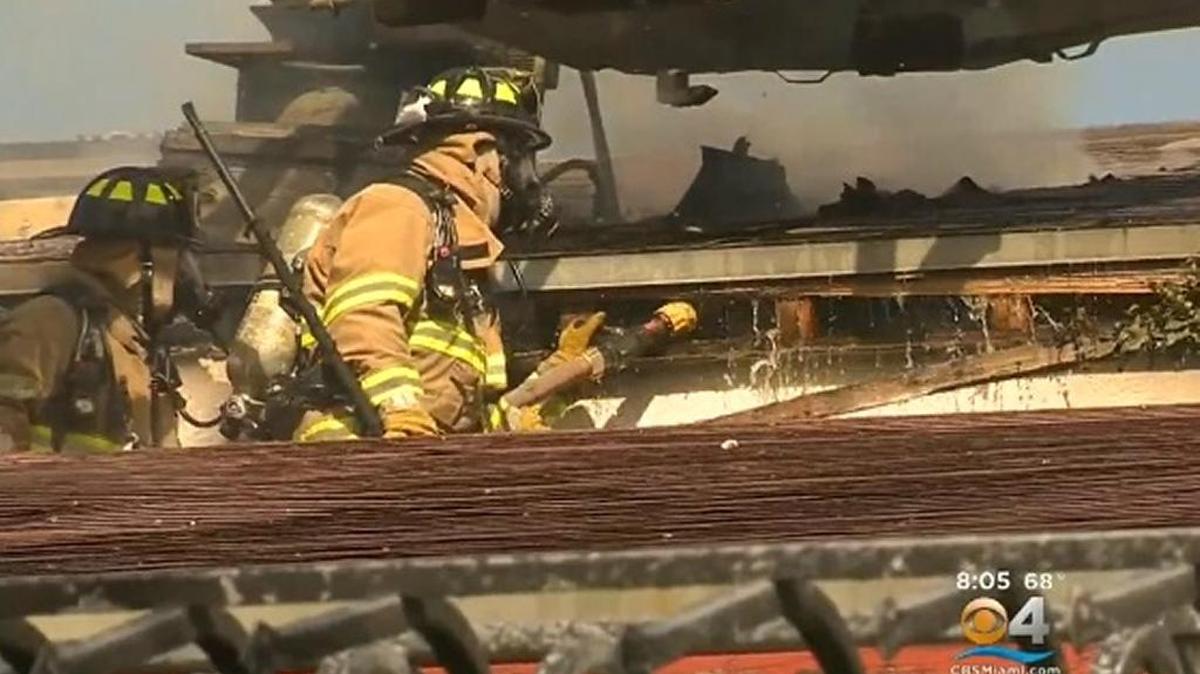 Bomberos de Miami-Dade intentan apagar las llamas en un incendio de Miami Gardens, el sábado.